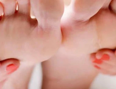 Όσο μεγαλώνουμε εμείς μεγαλώνουν και τα πόδια μας - Γιατί συμβαίνει αυτό;